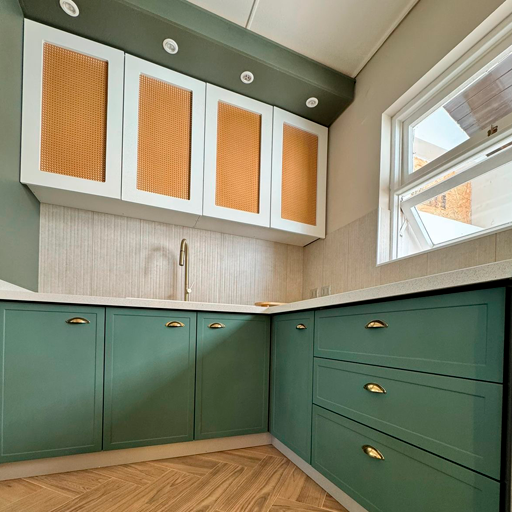 Sala minimalista con muebles a medida